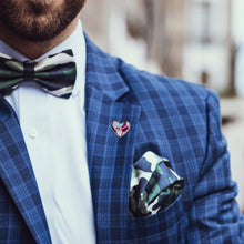 Cargar imagen en el visor de la galería, Pin Metálico Personalizado con Forma de Corazón
