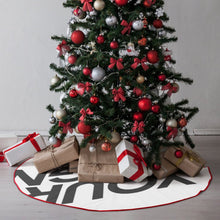 Cargar imagen en el visor de la galería, Falda para árbol de Navidad (borde rojo) (diferentes imágenes en ambos lados) personalizado con patrón foto texto
