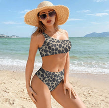 Cargar imagen en el visor de la galería, Conjunto de bikini sexy con bustier top de un hombro y braguita de bikini de cintura alta BK2078 personalizado con patrón foto texto (impresión de imágenes múltiples)
