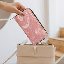 Cargar imagen en el visor de la galería, Cartera de viaje de piel para mujer y hombre personalizado con patrón foto texto (diferentes imágenes en ambos lados)