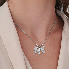 Cargar imagen en el visor de la galería, Collar de Pies / Collar con Piecitos de Bebés para Mamá Papá X0009 Grabado Personalizado con Texto Nombre en Plata de Ley 925 / Cobre