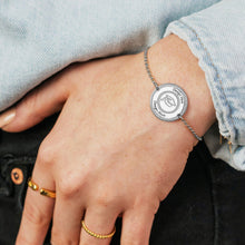 Cargar imagen en el visor de la galería, Pulsera Conmemorativa de Graduación Grabado de Gorro de Soltero / Regalo Personalizado de Graduación para Estudiante Universidad para Mujer Hombre S0045 Personalizada con Texto Nombre