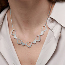 Cargar imagen en el visor de la galería, Collar Multi-Corazones Conectados Elegante para Mujer X0061 Grabado Personalizado con Texto Nombre