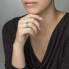 Cargar imagen en el visor de la galería, Anillo de cara en espiral con circonitas cúbicas de plata de ley 925 para mujer J0010 Persoanlizado grabado con texto nombre letras