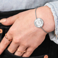 Cargar imagen en el visor de la galería, Pulsera Conmemorativa de Graduación Grabado de Gorro de Soltero / Regalo Personalizado de Graduación para Estudiante Universidad para Mujer Hombre S0045 Personalizada con Texto Nombre