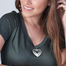 Cargar imagen en el visor de la galería, Collar en Plata 925 / Cobre con Tres Corazones para Mujer X0085 Grabado Personalizado con Texto Nombre