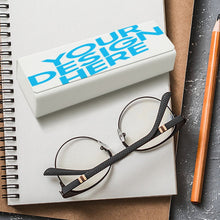 Cargar imagen en el visor de la galería, Estuche para gafas clásico de cuero para JJ0529007 personalizado con texto e foto en línea