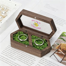 Cargar imagen en el visor de la galería, Caja de Madera para Anillos con Tapa Transparente Personalizable
