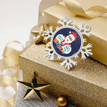 Cargar imagen en el visor de la galería, Forja tu Recuerdo en Metal: Adorno de Nieve Personalizado
