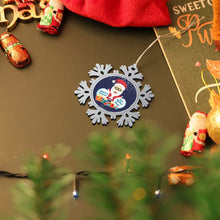 Cargar imagen en el visor de la galería, Forja tu Recuerdo en Metal: Adorno de Nieve Personalizado
